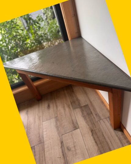 Mesa esquinera de piedra laja