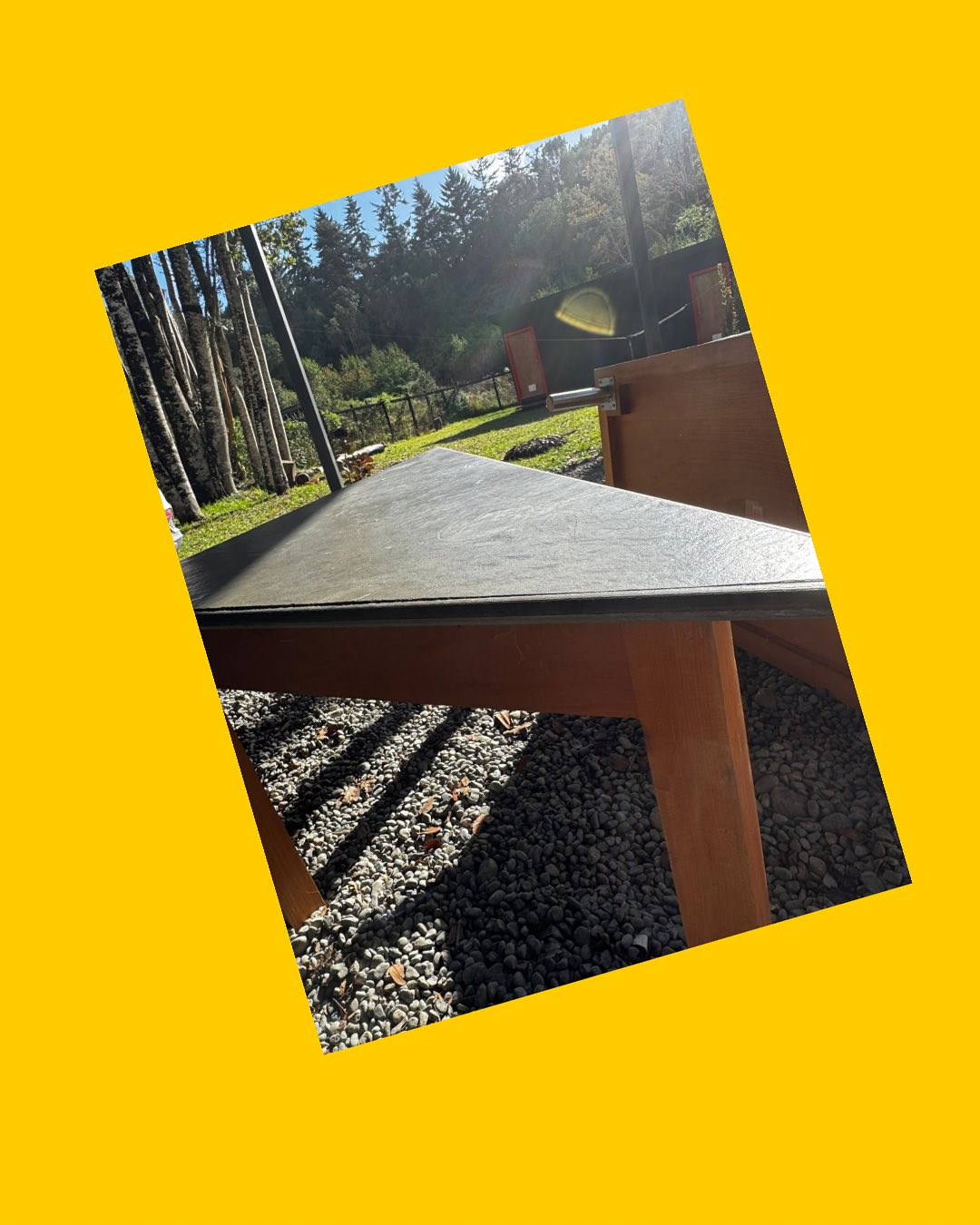 Mesa esquinera de piedra laja