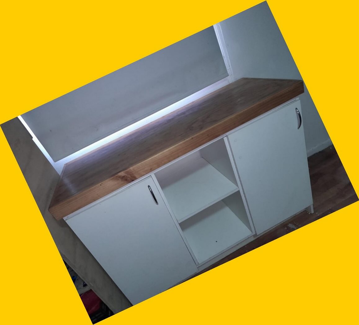 Mueble de cocina con cubierta de madera