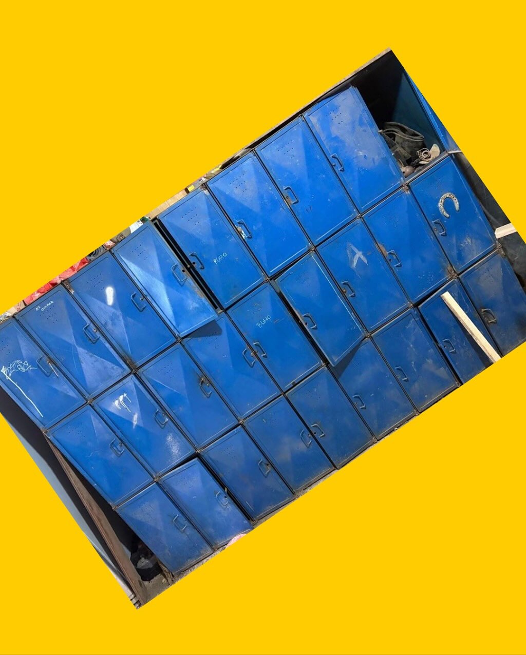 Mueble lockers (27 lockers metálicos)