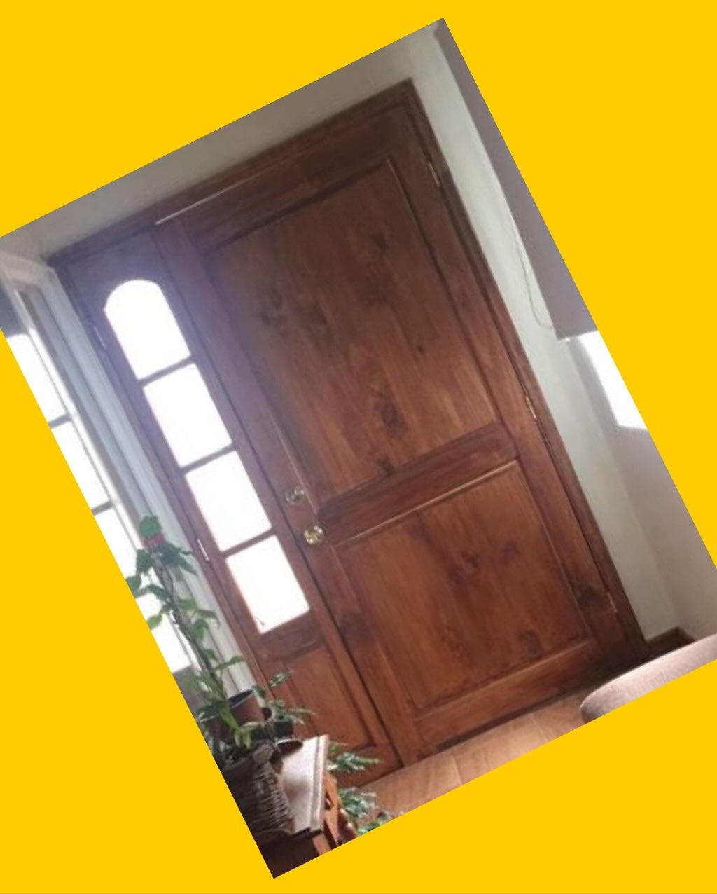 Puerta de acceso de madera con puerta lateral con vidrios