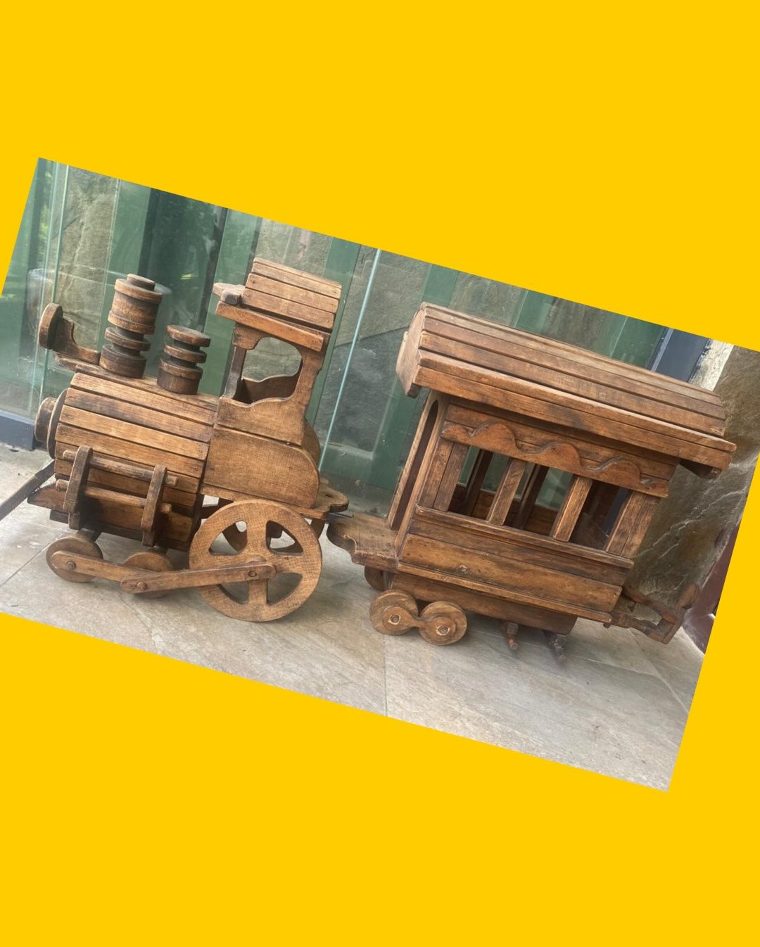 Tren antiguo de madera