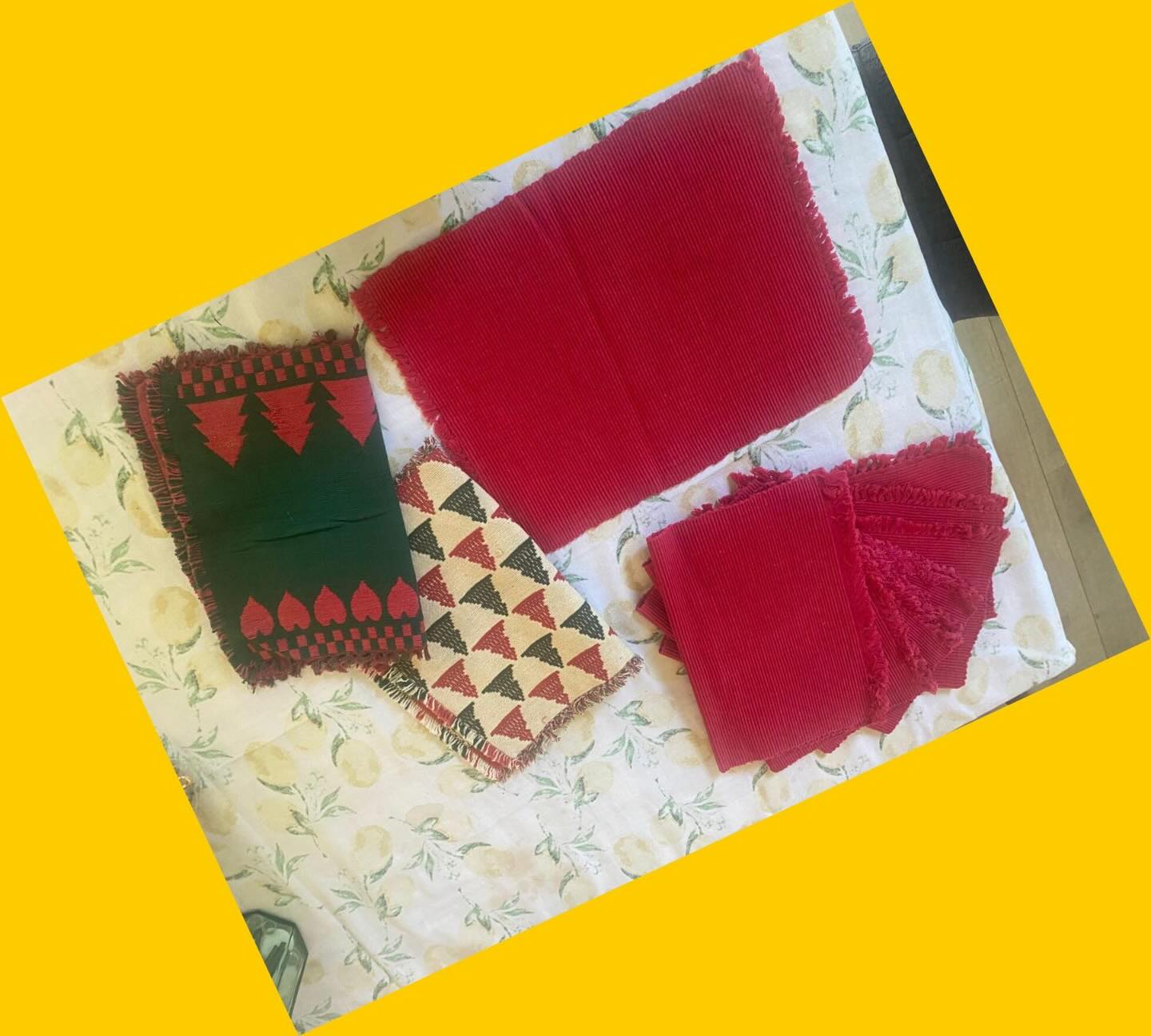 8 individuales rojos y 2 navideños