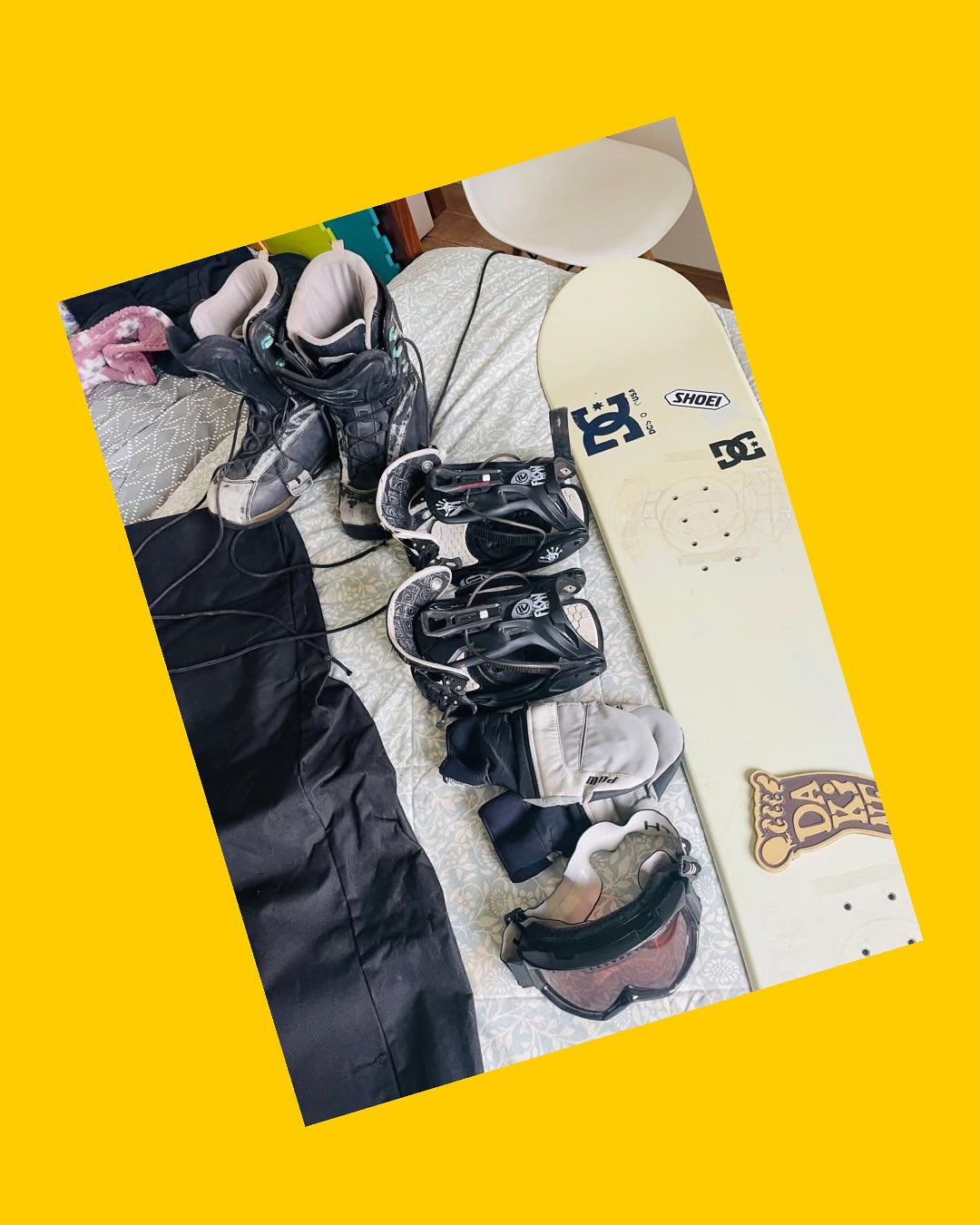 Equipo de snowboard (tabla con bolso, botas, fijaciones, antiparras, guantes)
