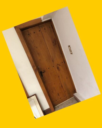 Puerta madera con remaches y manilla