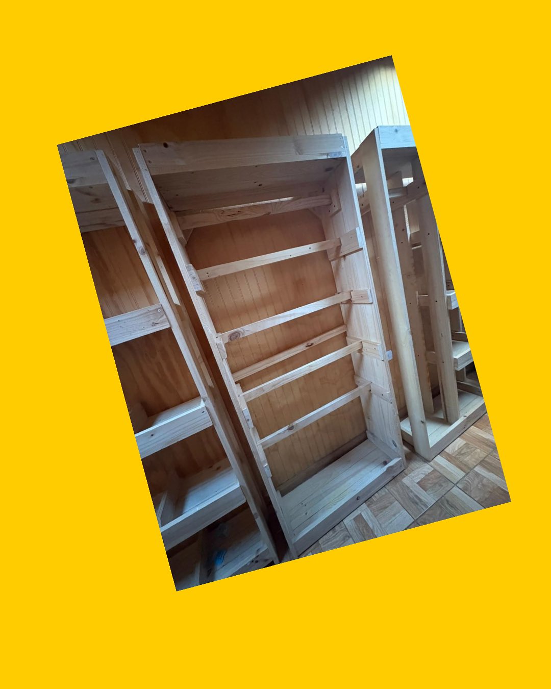 Mueble exhibidor de madera colgador