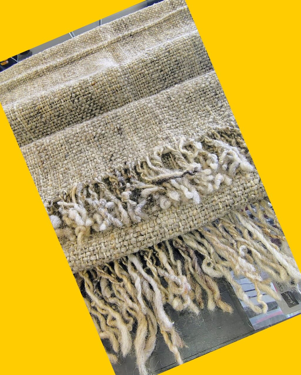 Piecera blanca tejida con telas naturales color gris