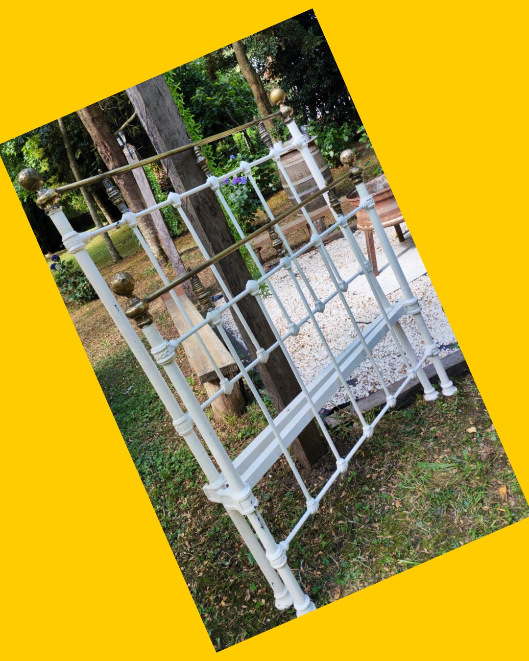 Marquesa antigua de fierro fundido con manillas de bronce