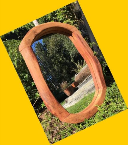 Espejo con marco de madera de alerce