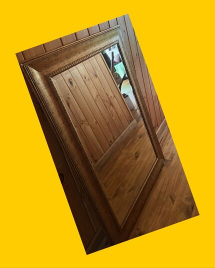 Espejo con marco dorado