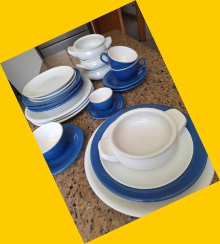 Juego De Loza, 4 Platos Grandes, 4 Platos Hondos, 4 Platos De Pan, 4 Tazones, 3 Tazas Te Y Una Tacita Café. Mezcladas