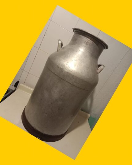 Lechero de aluminio antiguo