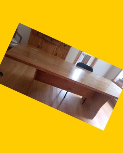Mesa de comedor de madera