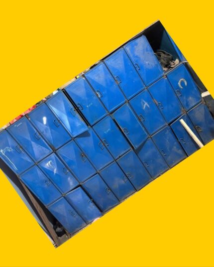 Mueble lockers (27 lockers metálicos)