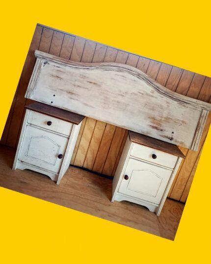 Respaldo de madera con 2 veladores