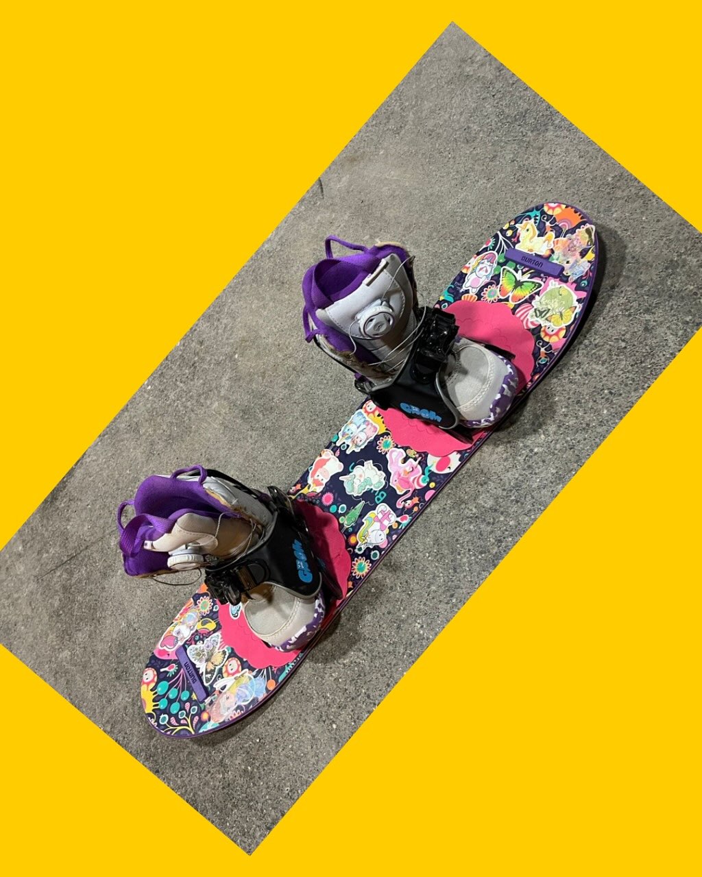 Tabla de snowboard con botas de niñita Burton y Grom