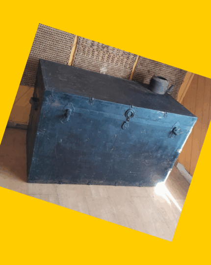 Baúl con detalles de bronce y asas de cuero