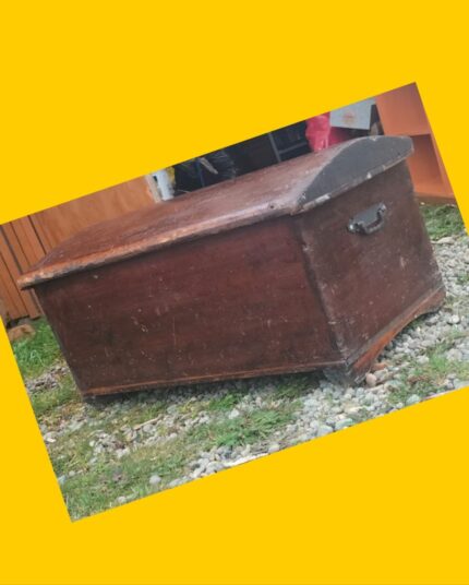 Baúl antiguo de madera de alerce