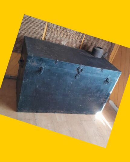 Baúl metálico de viajes con detalles de bronce y asas de cuero