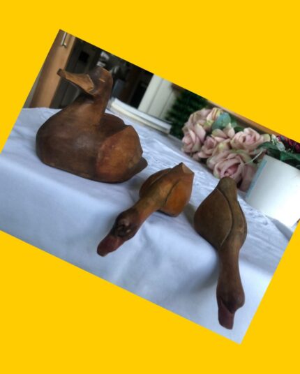 Gallinas con patos de madera