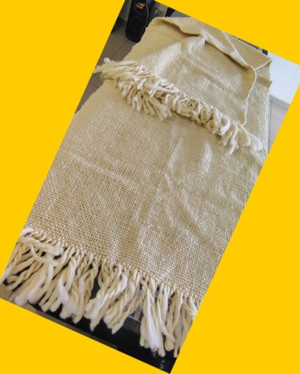 Piecera blanca tejida con telas naturales color blanco