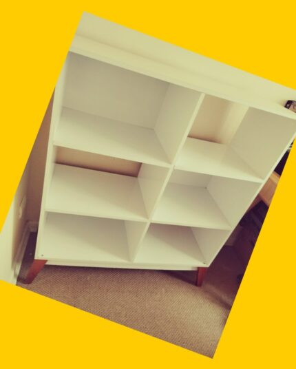 Repisa de melamina con patas