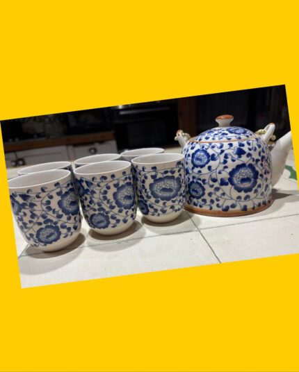 Tetera y vasos para té