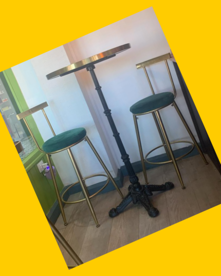 Mesa con cubierta y 2 sillas