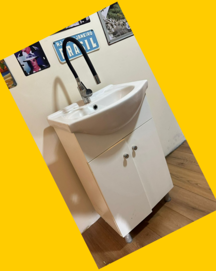 Mueble con lavamanos y llave monomando