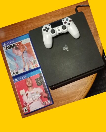 PlayStation 4 con un control y 2 juegos