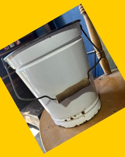 Antiguo balde enlozado