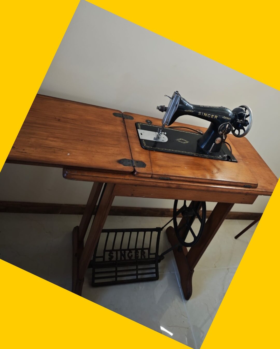 Máquina de coser antigua con mueble de madera y pedal funcionado Singer