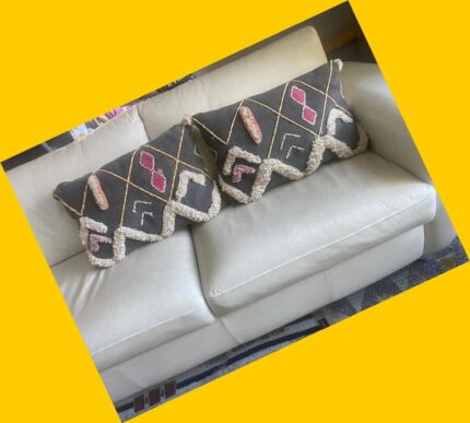 2 cojines con relieve y pompones