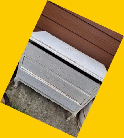 Cómoda de madera estilo normando