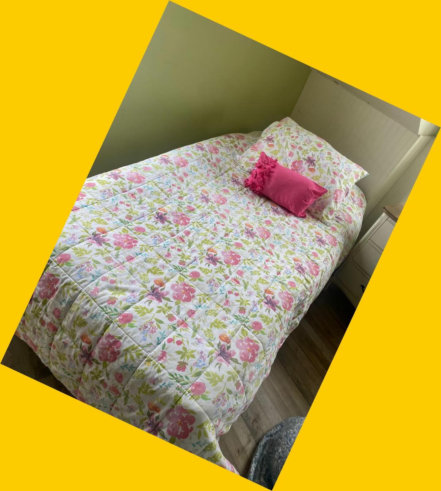 Cubrecama 1,5P con 1 funda de almohada y un cojín rosado