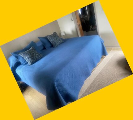 Cubrecama azul con 2 fundas de almohadas Benetton