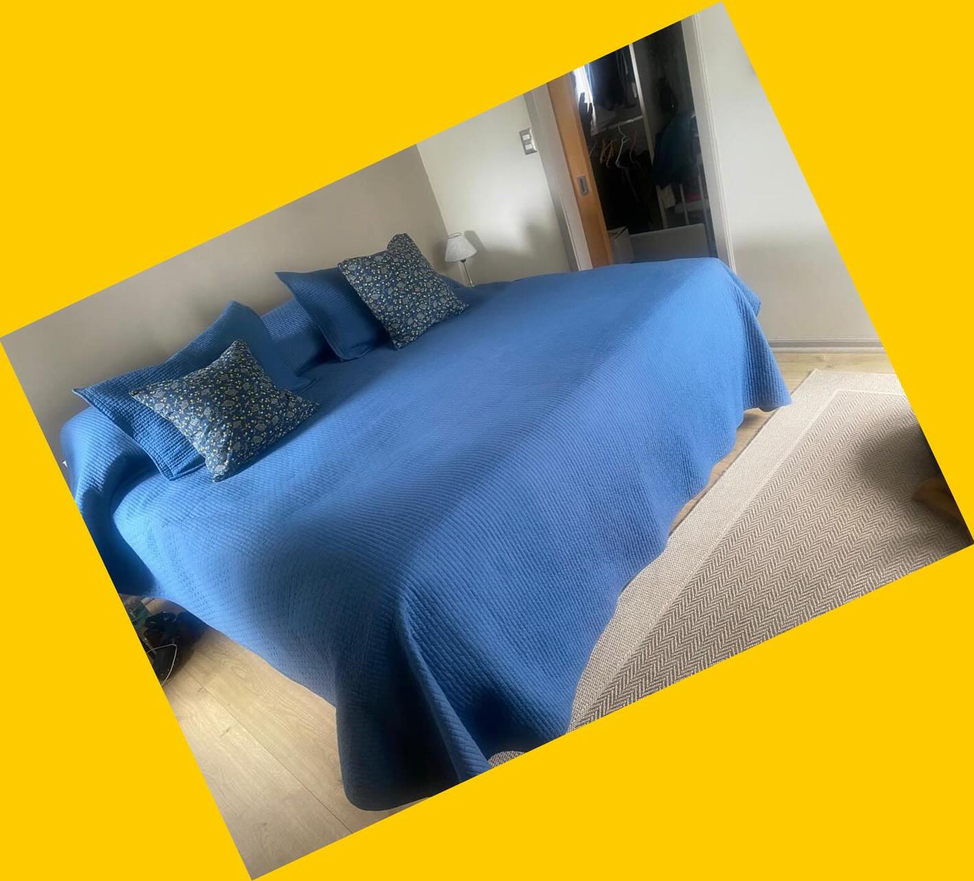 Cubrecama azul con 2 fundas de almohadas Benetton