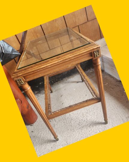 Mesa auxiliar con cubierta de vidrio