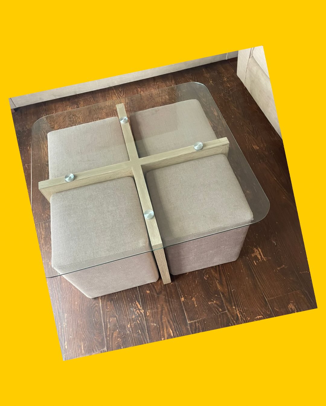 Mesa de centro de vidrio con 4 pouf