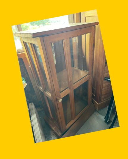 Mueble vitrina de madera