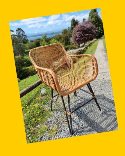 2 sitiales o poltronas de mimbre