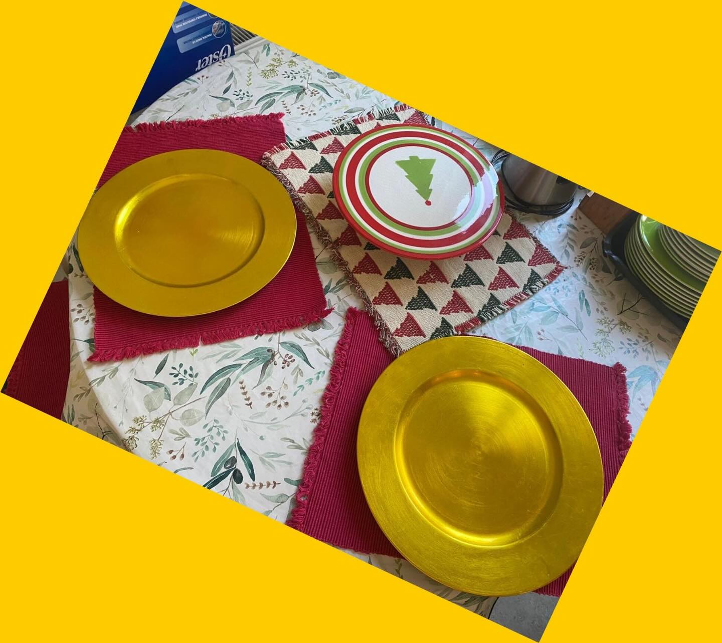 6 individuales género + plato decorativo + platos dorados + 4 guirnaldas largas Mixtos