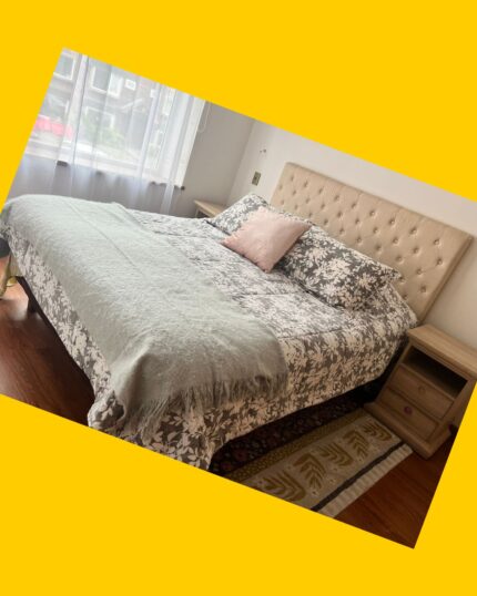 Cama de 2 plazas con veladores y respaldo