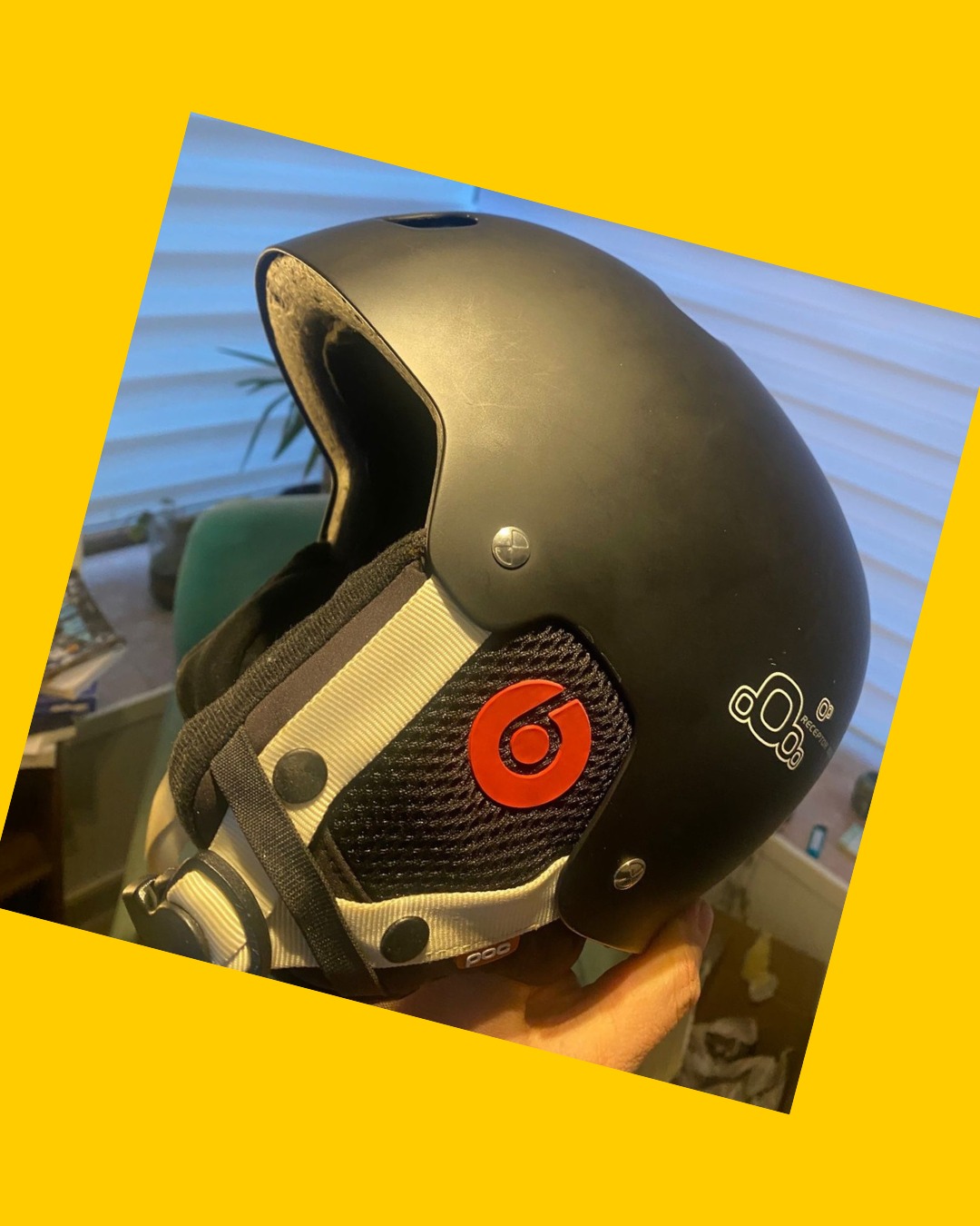 Casco POC de nieve con audífonos Beats