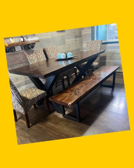 Comedor con 4 sillas y banca