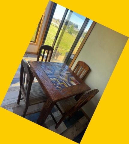 Comedor de madera con 4 sillas