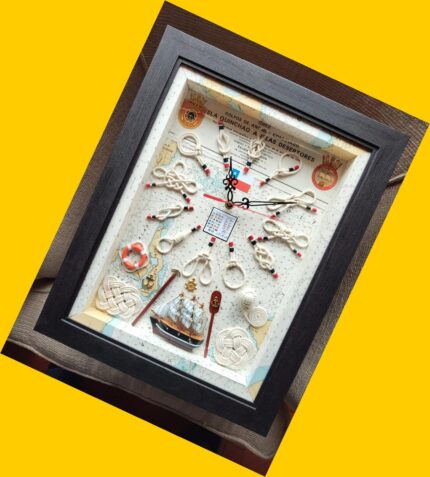 Cuadro de nudos con reloj y carta de navegación