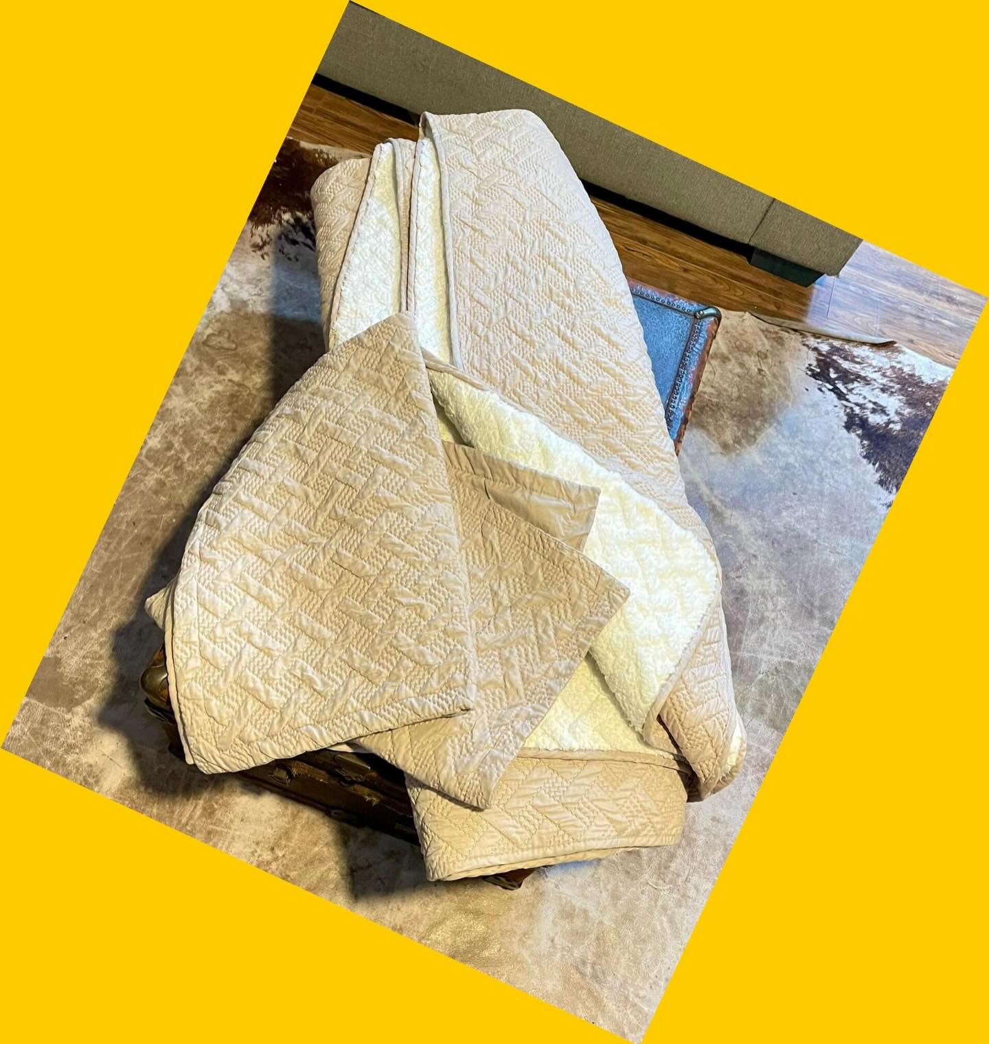 Cubrecama 2P con interior de corderito con 2 fundas de almohada