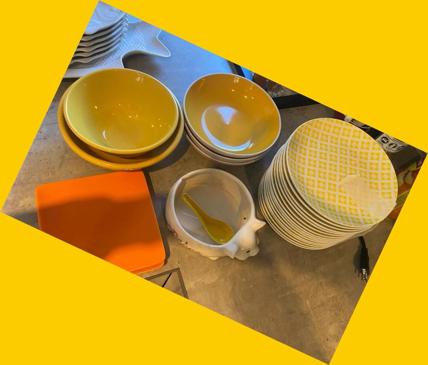 Loza mixta (platos amarillos, verdes, pez, pocillos) Mixtos