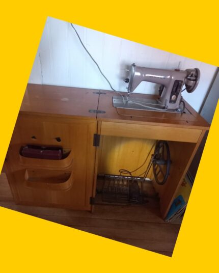maquina de coser antigua con ojalador electrica y de pie Singer